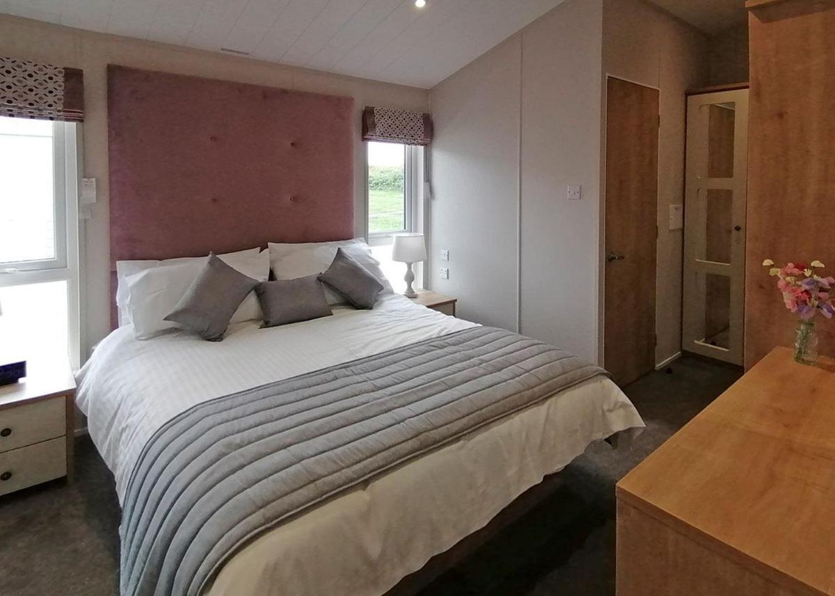 The Springs Lakeside Holiday Park Fladbury Exterior foto